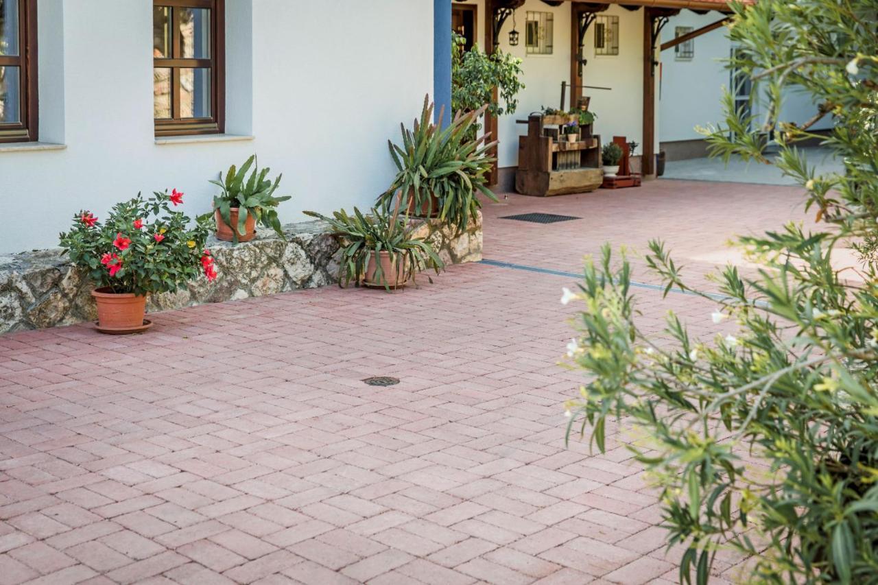 Szel Fiai Fogado Hotel Nyúl Exterior foto